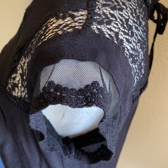 Daniel Rainn Black Flutter Sleeve Smocked Blouse. Size XS. Tie back of neck. - Picture 9 of 16